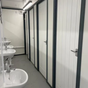 Blocco bagni in container revisionato, pronto per l'installazione, 20x8 piedi