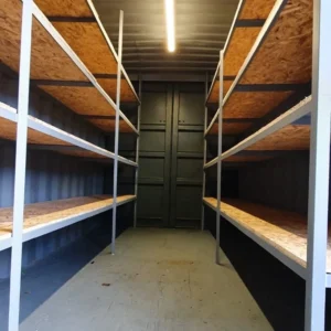 Container High Cube 20x8 piedi (9'6) con anticondensa, illuminazione e scaffalature
